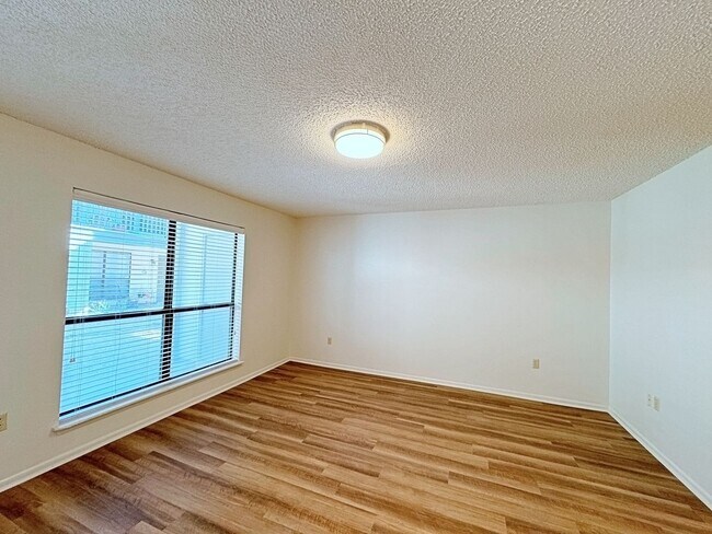 Building Photo - 1 Bedroom Downstairs condo available now! Community Pool
