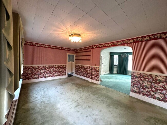 Building Photo - 2027 Lincoln Way E