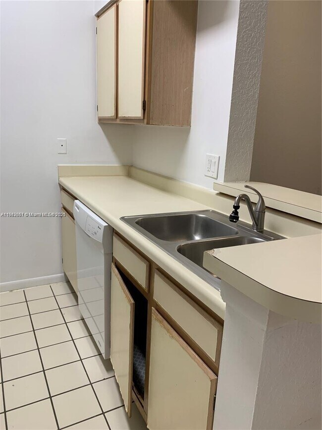 Building Photo - 2811 N Oakland Forest Dr