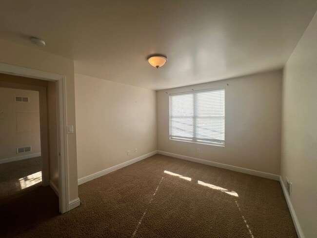 Building Photo - Beautiful 4 Bedroom/ 2.5 Bath with Integra...