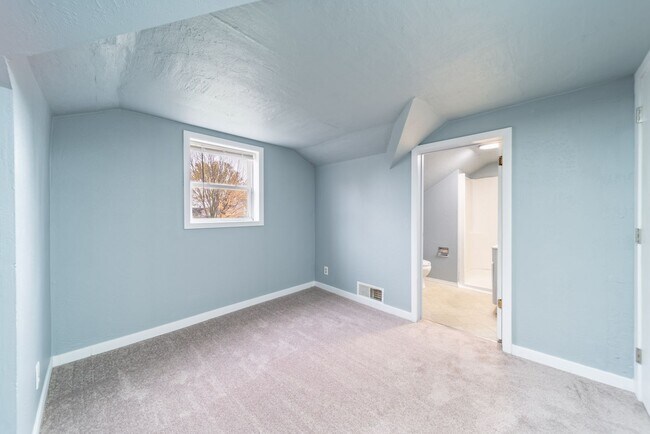 Building Photo - 409 Racine St