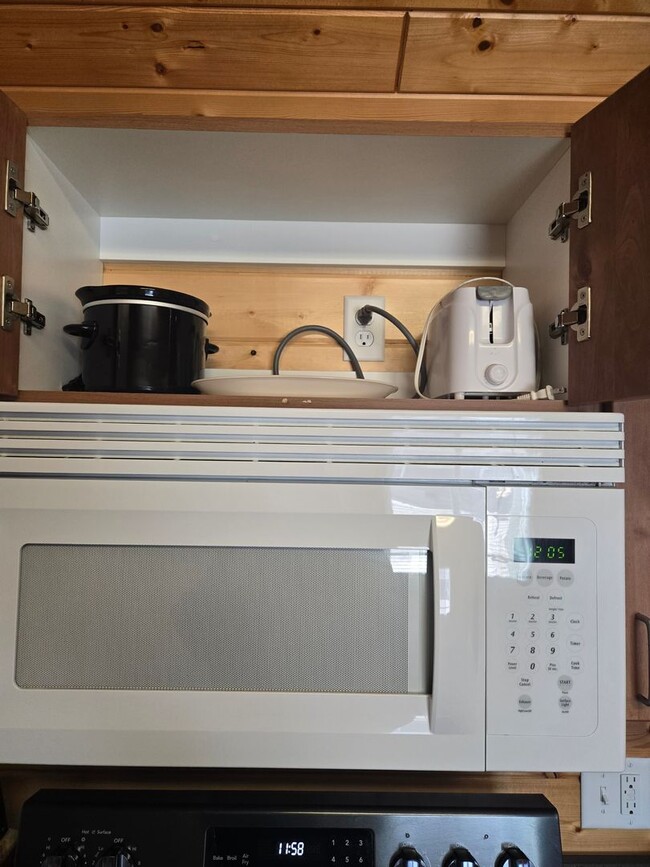 Building Photo - Fully furnished long term rental