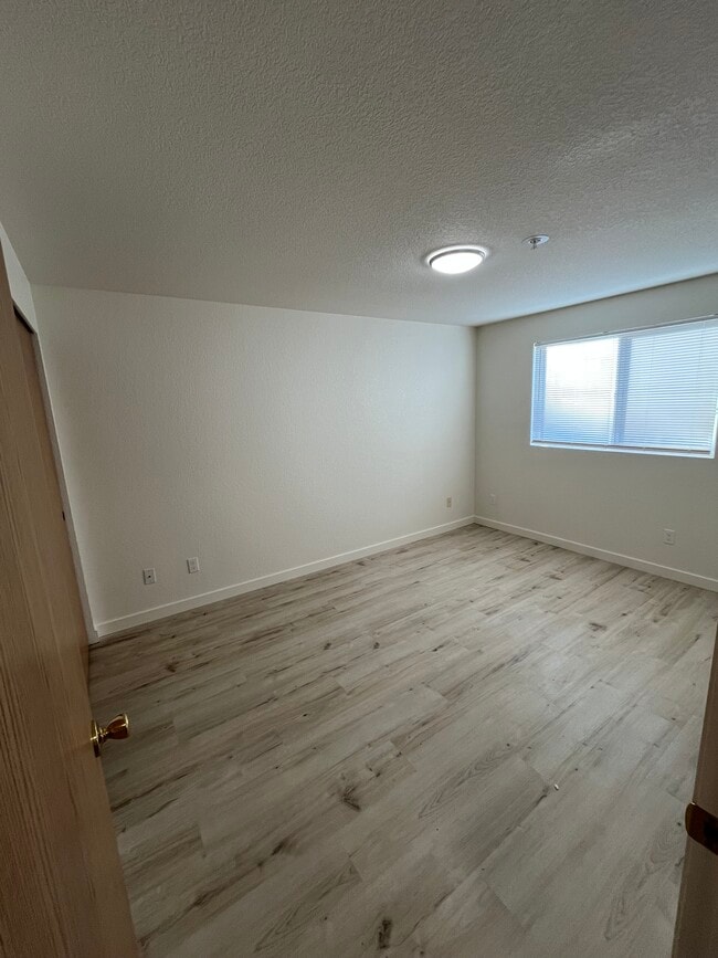 711 Bedroom - Cedar Pointe Apartments