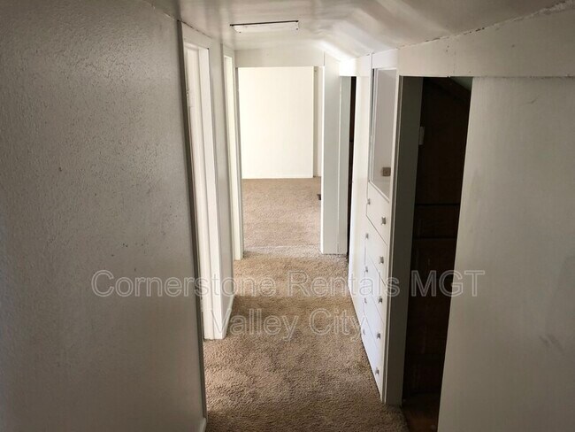 Building Photo - 424 6th Ave NE
