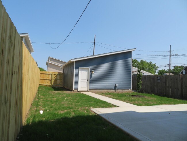 Building Photo - 1446 Wendell Ave