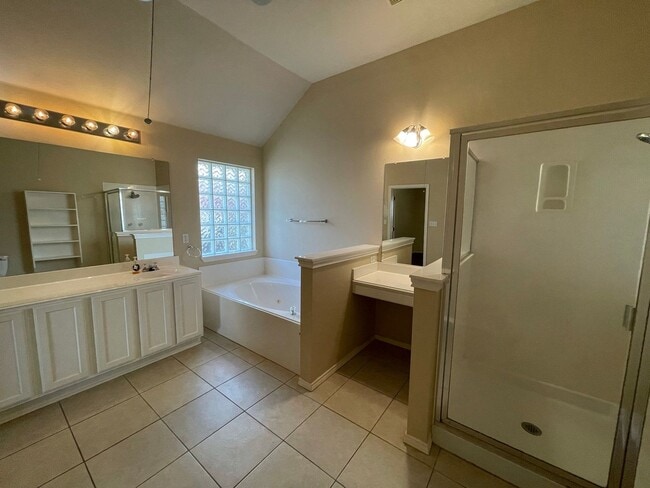 Building Photo - Beautiful single-story home in desirable Vista Oaks Subdivision