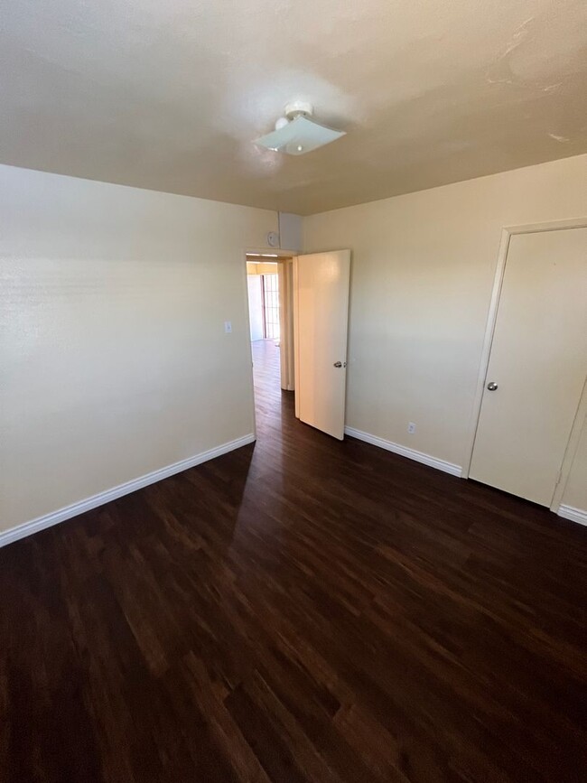 Building Photo - House 2BR/1BA Available Now