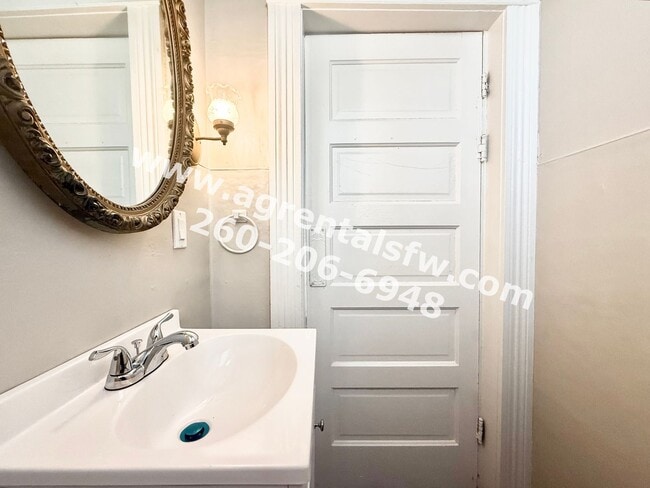 Building Photo - 3 Bedroom House