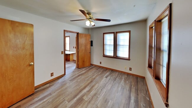 Building Photo - Welcome to this charming 3 bedroom house close to downtown Jenks!