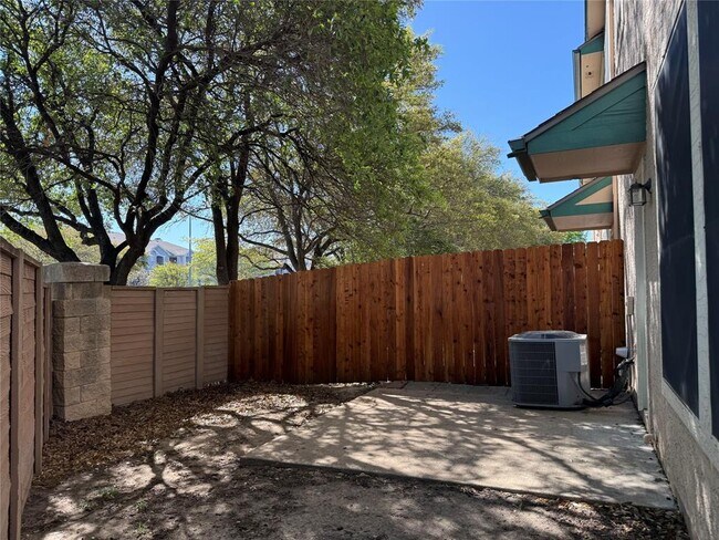 Building Photo - 2100 Pipers Field Dr