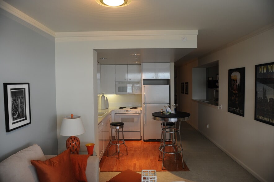 Building Photo - 403 Main St