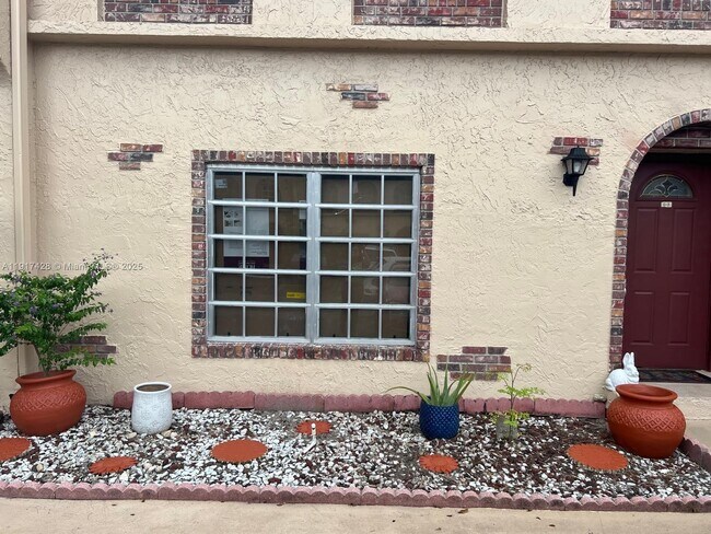 Building Photo - 3064 Riverside Dr