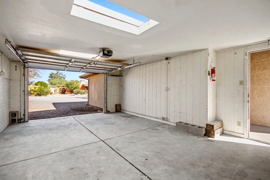 Garage 1 - 3926 E Camino de Palmas