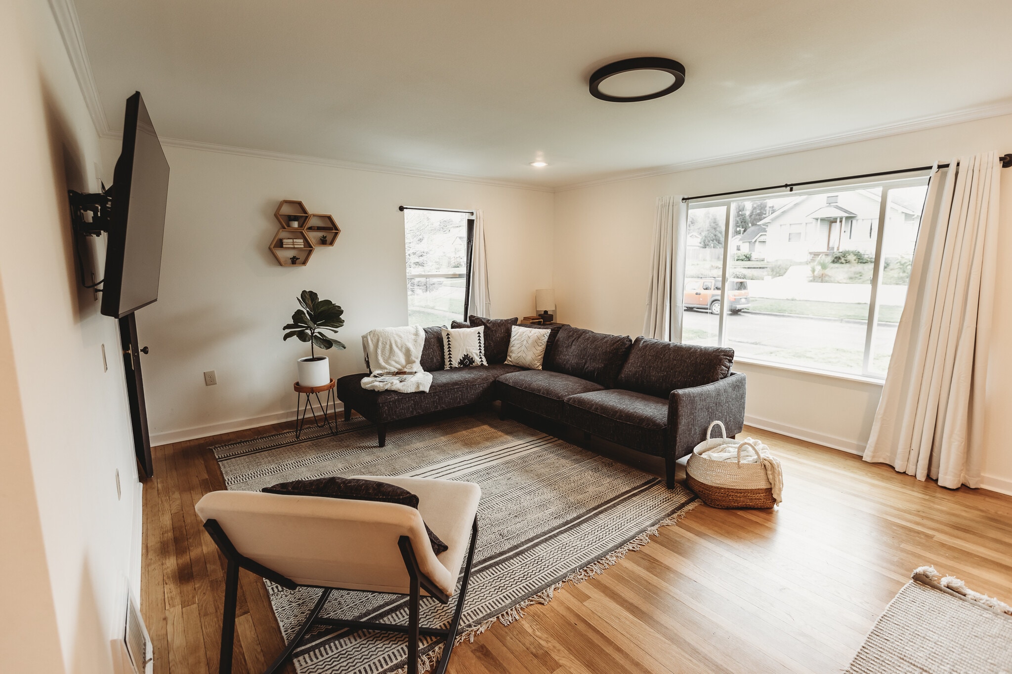 Building Photo - 207 E 9th St