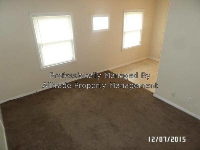 Building Photo - 215-218 Sherwood Ct