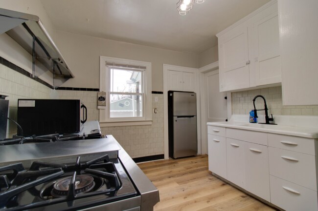Building Photo - 18142 Riopelle St