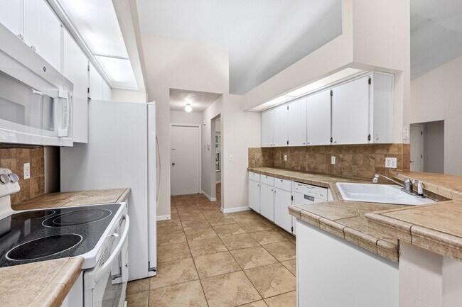 Building Photo - 3 Bedroom, 2 Bath Home in Broadmoor