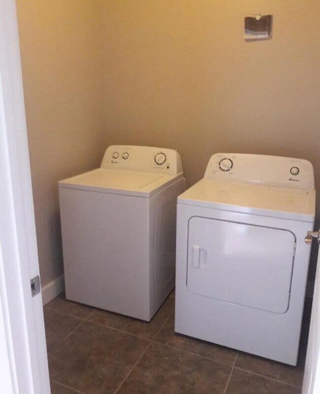 Building Photo - 7 Bedroom Available for Prelease in York Neighborhood!