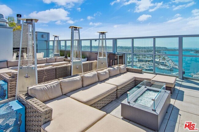 Building Photo - 13700 Marina Pointe Dr