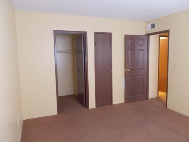 Building Photo - 2 Bedroom 1 Bath Upstairs Unit - Move in Ready