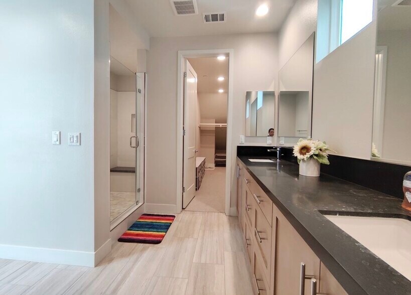 Building Photo - 371 Novel