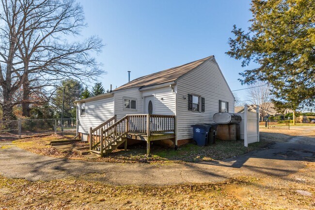 Building Photo - UNFURNISHED cozy private 2-bedroom, 2-bathroom home nestled in Winston-Salem