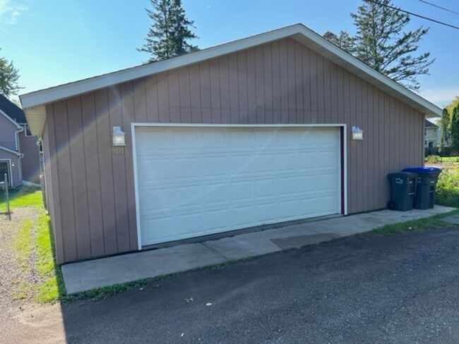 Building Photo - Duluth MN - 4+ bed - 2-bath - 2-car garage