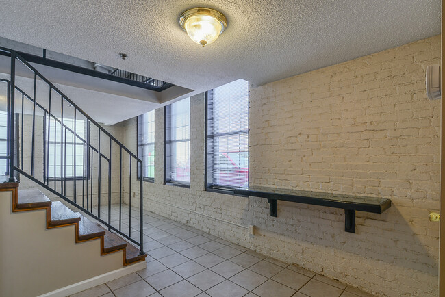 Building Photo - 403 S Roan St