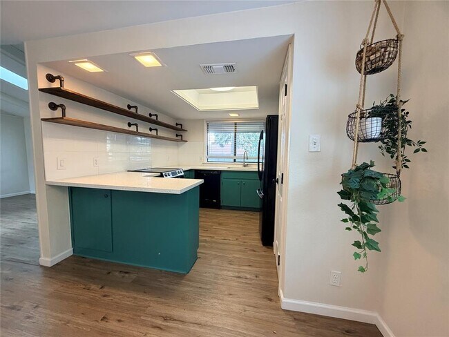 Building Photo - 115 Spanish Oak Cir