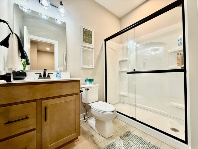 Building Photo - Central, luxury townhome in the heart of Liberty