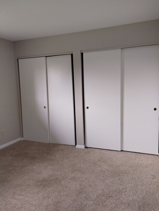 Building Photo - 728-728 Red Deer Ln