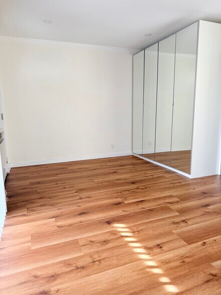 Building Photo - 1316 N Hollywood Way