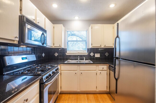 Building Photo - Second Floor, Corner Condo Unit - Move In Ready!