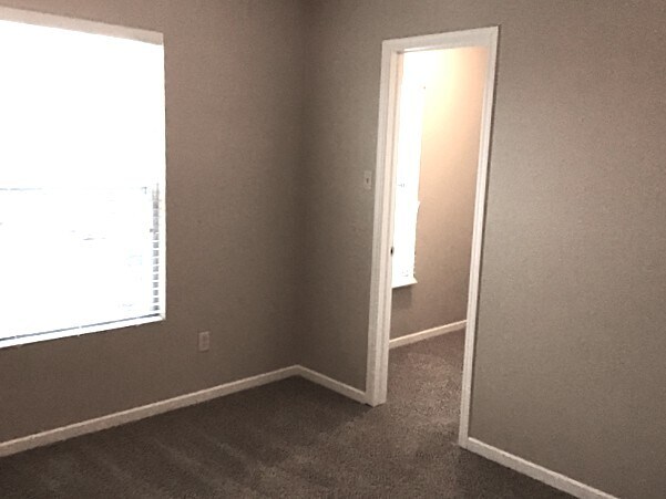 Building Photo - 991 Ravine Dr