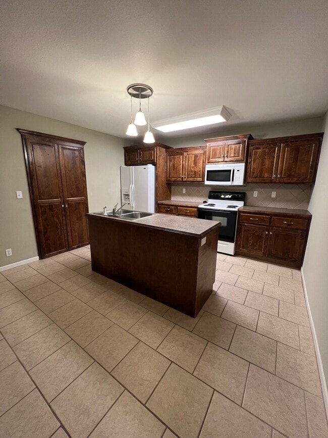 Building Photo - 1106 Kimmy Ln