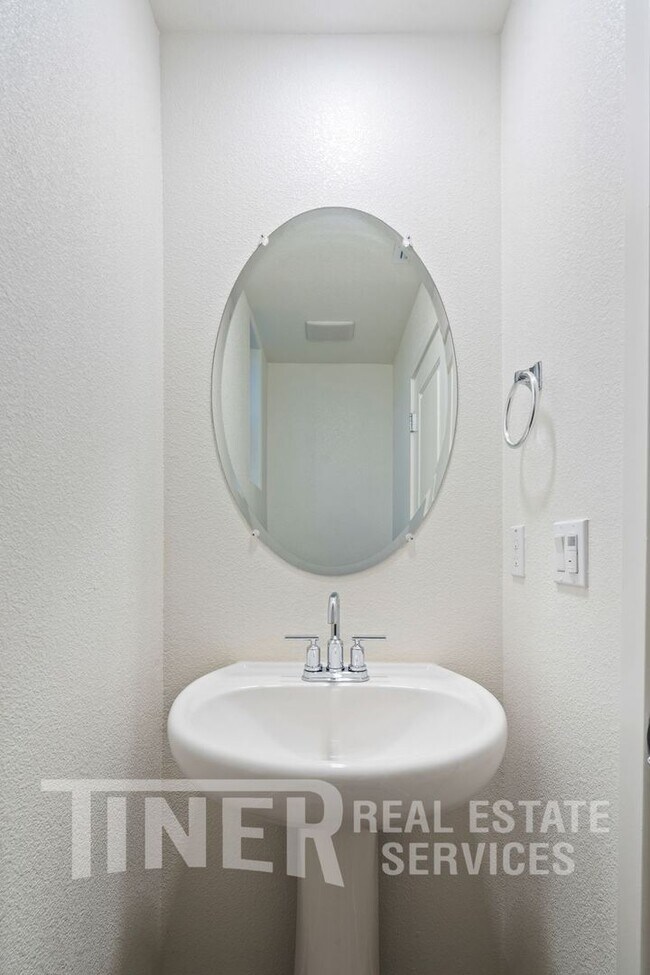 Building Photo - 3698 E Commerce Way