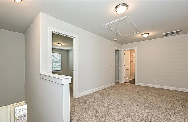 Building Photo - 512 Kingsway Cir
