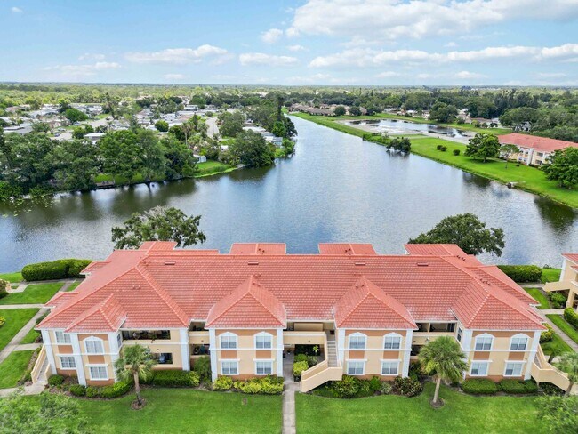 Building Photo - Beautiful furnished 2/2 unit available now...
