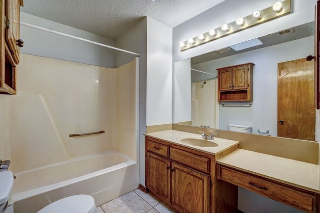 Building Photo - 4 Bed 2 Bath in Moore School District