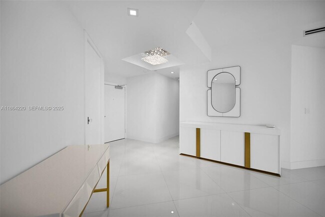 Building Photo - 16485 Collins Ave