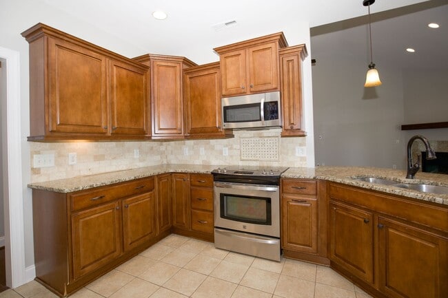 Building Photo - Woodlake Home