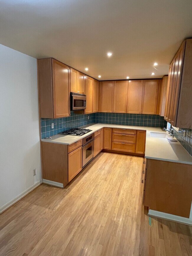 Building Photo - 5012 N Yale St