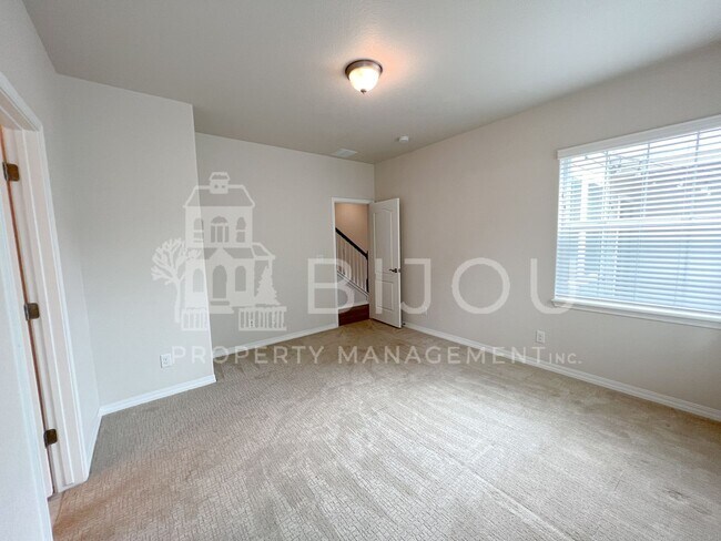 Building Photo - 1167 Solitaire St
