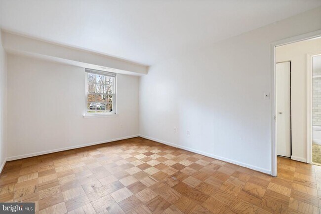 Building Photo - 876 College Pkwy