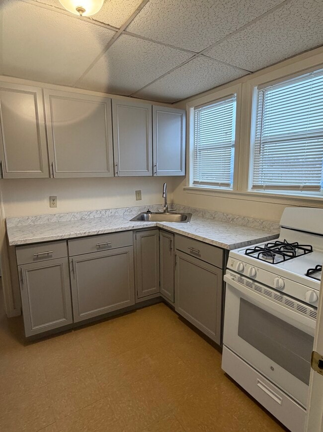 Building Photo - 8 Elm St