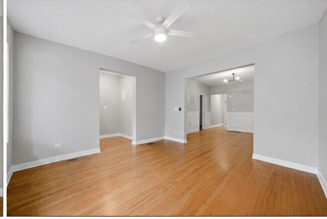 Building Photo - 5039 W Cullom Ave