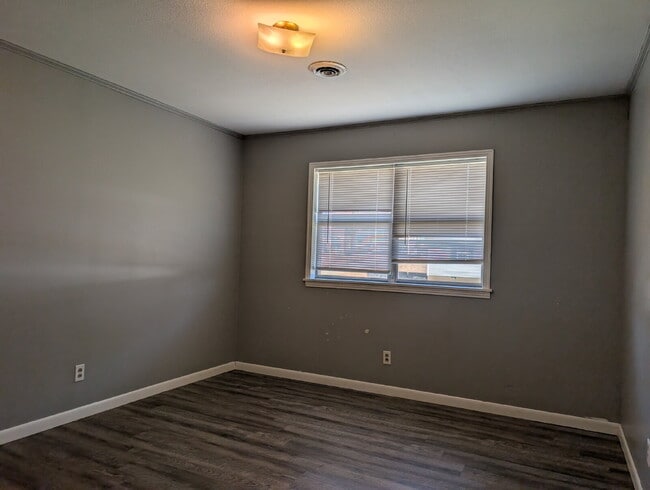 Building Photo - 120 Willow Ln