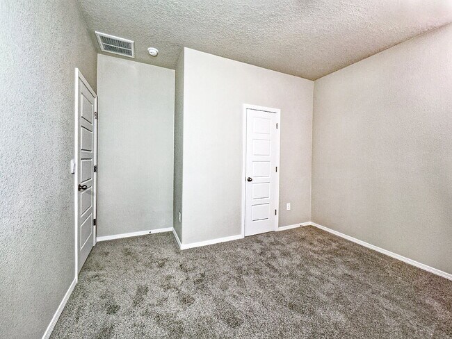 Building Photo - Single Family Home
