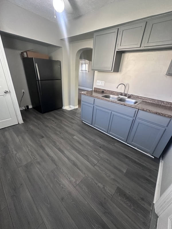 Building Photo - 8009 Vineyard Ave