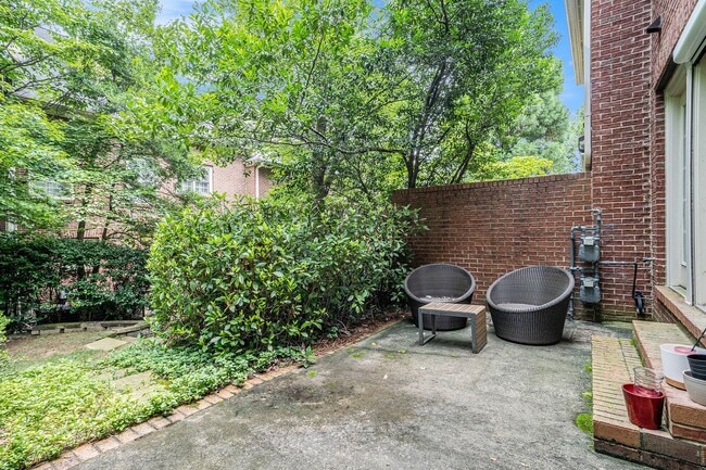 Building Photo - Luxury Townhome Where Midtown Meets Buckhead